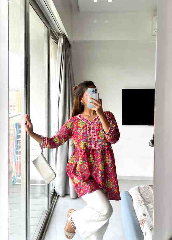 Women’s Floral Garden Printed Kurti – V-Neck with Lace Detailing